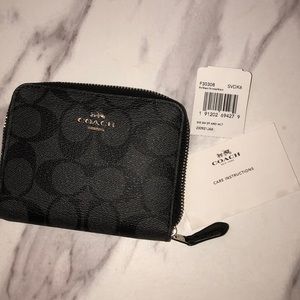 COACH zipper wallet (never used)